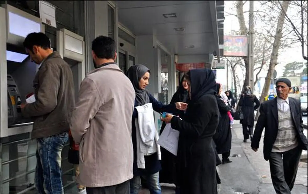 سقف برداشت از خودپردازهای همچنان همان ۲۰۰ هزار تومان است!/ سرگردانی مردم جلوی خود پردازها
