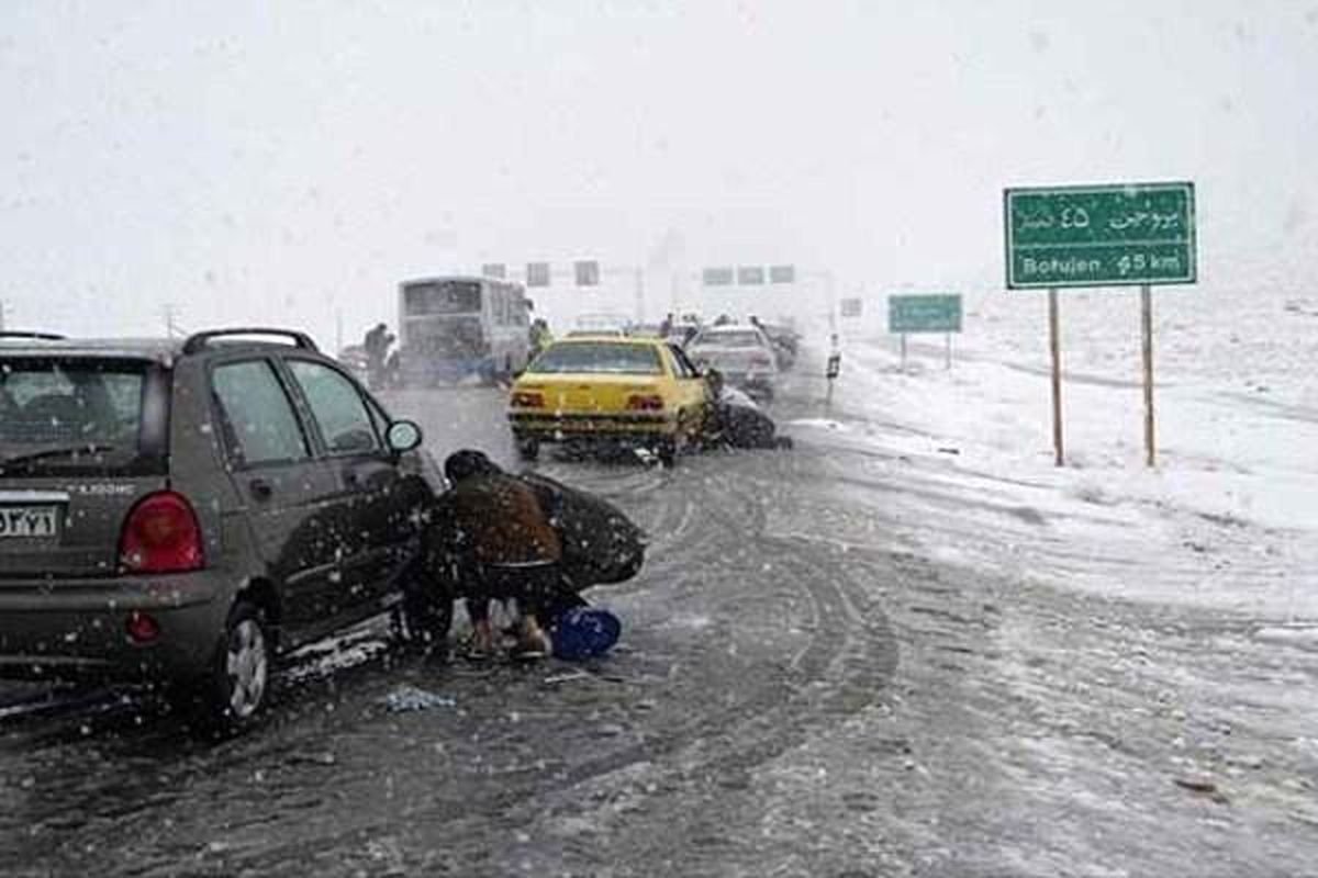 آغاز بارش برف در ۶ استان و مسدود شده جاده هراز/ ۱۱ محور مواصلاتی کشور مسدود است