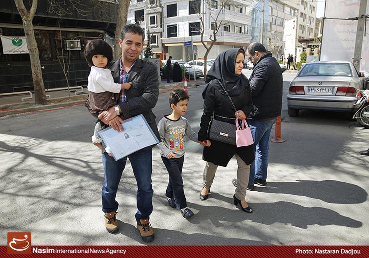 کودکان در ثبت‌نام انتخابات شورای شهر تهران