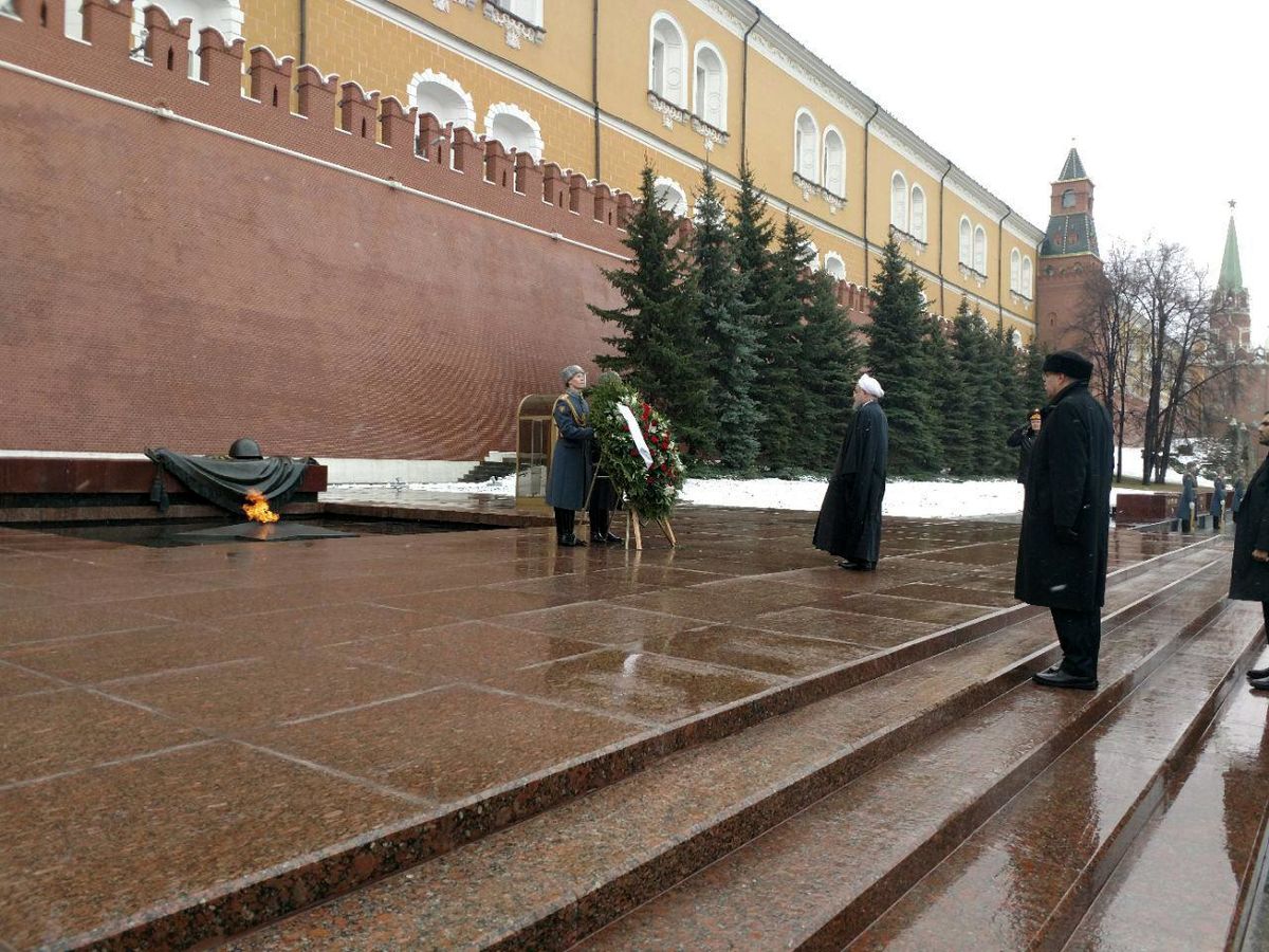 احترام روحانی به آرامگاه سرباز گمنام روسیه