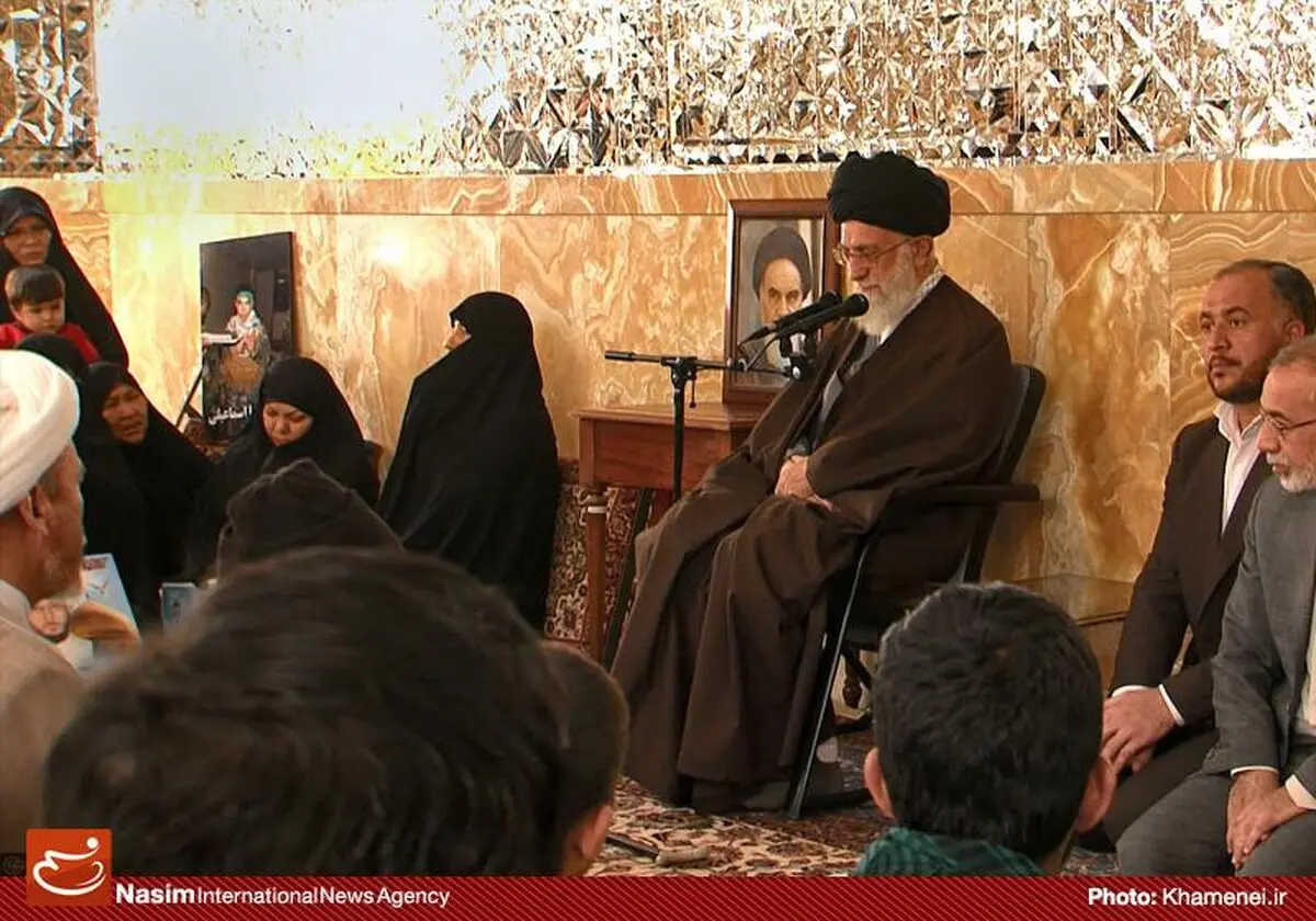 دیدار صمیمی جمعی از خانواده‌های شهدای "لشکر فاطمیون" با رهبر معظم انقلاب