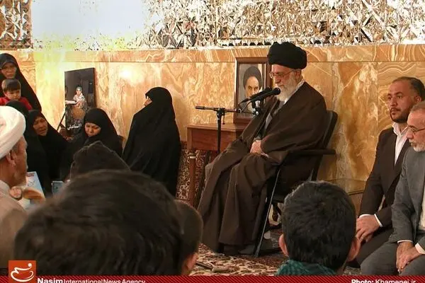 دیدار صمیمی جمعی از خانواده‌های شهدای "لشکر فاطمیون" با رهبر معظم انقلاب