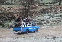 طوفان و سیل هم نتوانست مانع خدمتشان شود