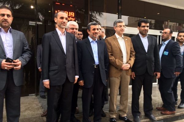 بقایی به همراه احمدی‌نژاد و مشایی در وزارت کشور حضور یافت