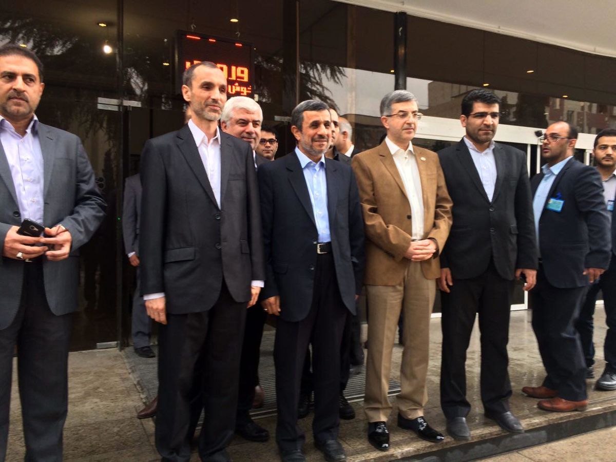 بقایی به همراه احمدی‌نژاد و مشایی در وزارت کشور حضور یافت