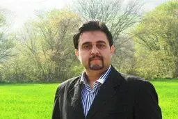 توهین مشاور وزیر اقتصاد و عضو هیات مدیره بانک صادرات به رقبای انتخاباتی روحانی: آنها چسفیلی حرف می‌زنند!
