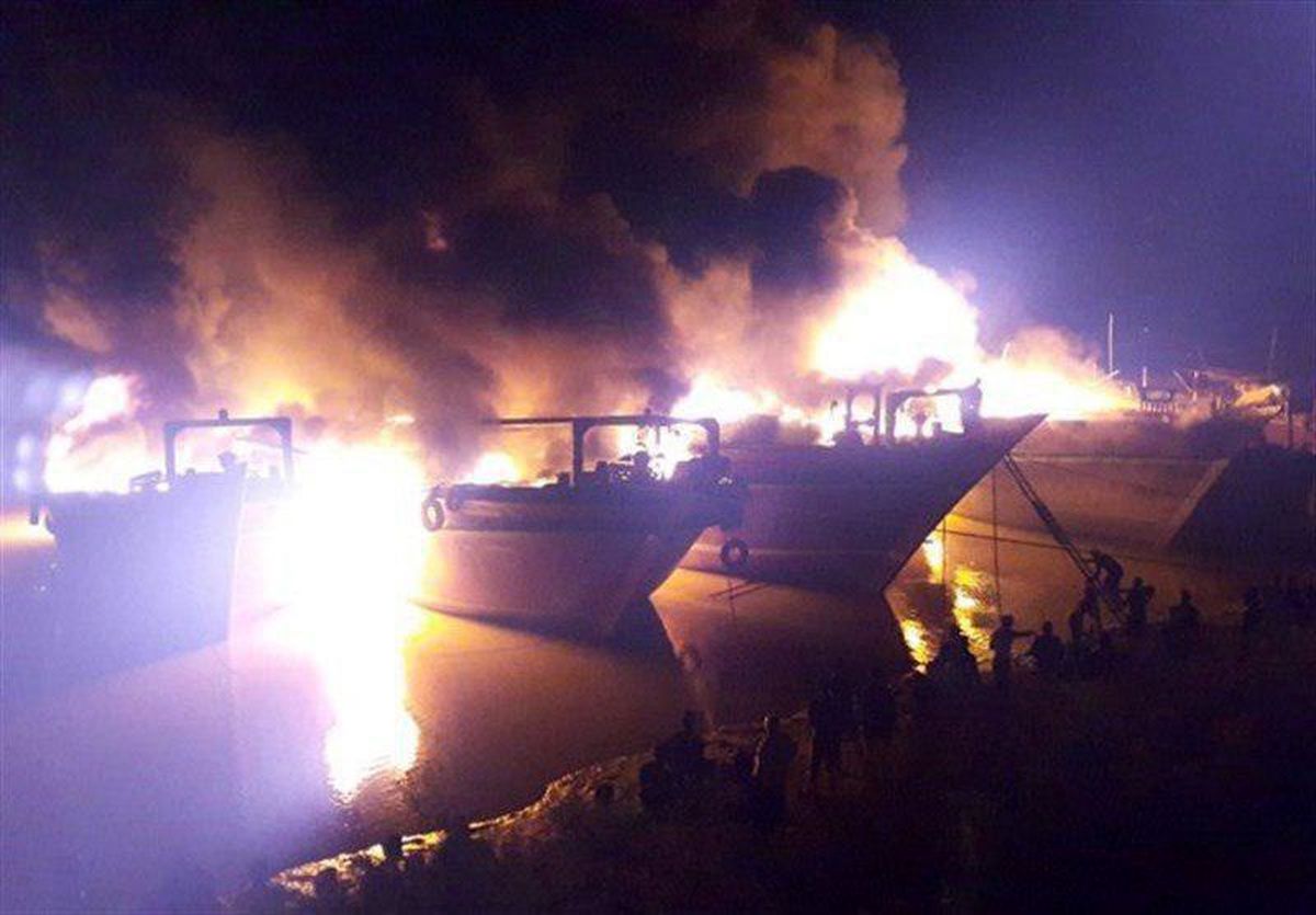 آتش گرفتن ۶ لنج تجاری در بندر هندیجان-ساعتی پیش
