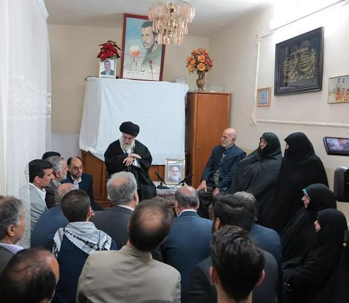 کسانی که در تبلیغاتشان جوان‌های مؤمن و حزب‌اللهی را می‌کوبند، در واقع به آینده‌ کشور لطمه می‌زنند