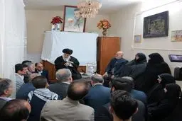 کسانی که در تبلیغاتشان جوان‌های مؤمن و حزب‌اللهی را می‌کوبند، در واقع به آینده‌ کشور لطمه می‌زنند