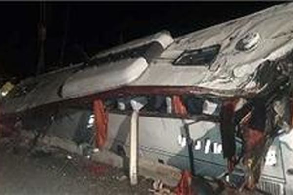 واژگونی اتوبوس در محور ساوه-سلفچگان/ ۲۵ مسافر دچار حادثه شدند