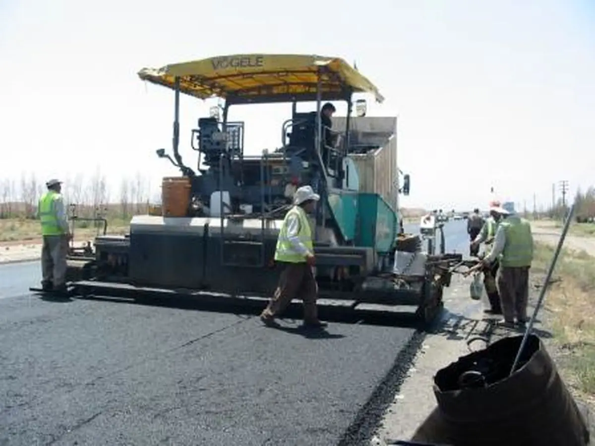 اجرای طرح فوریتی آسفالت ریزی و لکه گیری محلات و معابر منطقه