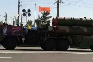 نمایش سامانه موشکی اس ۳۰۰ در رژه روز ارتش در تهران + تصاویر