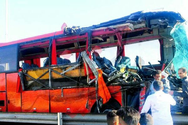 ۲۶ مجروح در تصادف کامیون و اتوبوس مسافربری