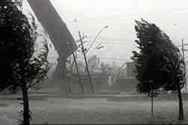 مصدومیت ۵ نفر در پارک شهر به دلیل وقوع طوفان/ انتقال مصدومان به بیمارستان سینا