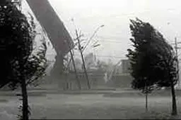 مصدومیت ۵ نفر در پارک شهر به دلیل وقوع طوفان/ انتقال مصدومان به بیمارستان سینا