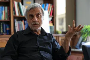 برای حل مشکلات کشور باید نگاه به درون داشت