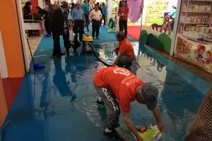 باران سالن کودک نمایشگاه کتاب را تعطیل کرد