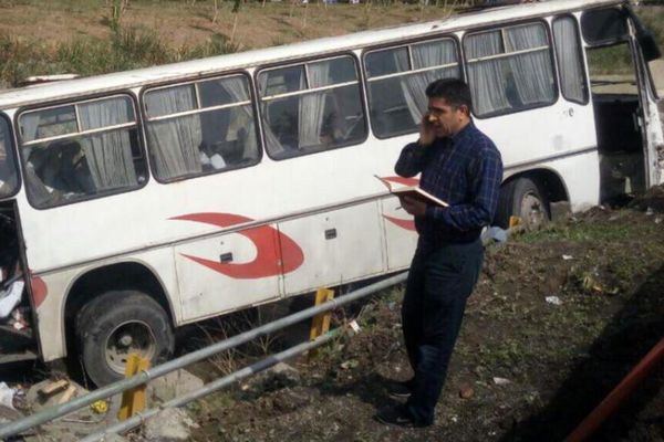 واژگونی اتوبوس حامل دانش‌آموزان در بزرگراه یادگار امام(ره)