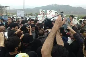 بنای ما در کشورداری استفاده از یک گروه و جناح نیست/ طلبه‌ای از مردم با مردم و در مردم هستم و خواهم بود