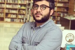 حوزه رمان در انحصار تهرانی‌ها بود/ کیفیت در حوزه نشر فدای کمیت شده است/ کتاب‌فروشی‌ها رغبتی به عرضه کتاب ارزشی ندارند