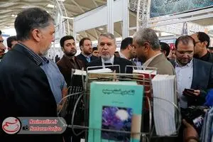 سالن‌های کودک هوا ندارد!/ مردمی که با وزیر نمایشگاه کتاب سلفی گرفتند