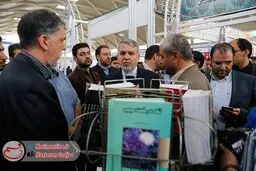 سالن‌های کودک هوا ندارد!/ مردمی که با وزیر نمایشگاه کتاب سلفی گرفتند