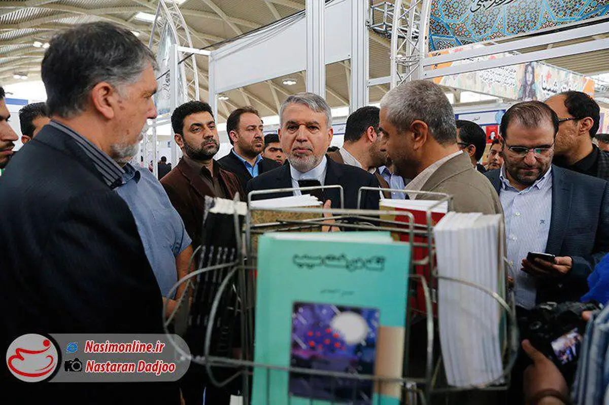 سالن‌های کودک هوا ندارد!/ مردمی که با وزیر نمایشگاه کتاب سلفی گرفتند