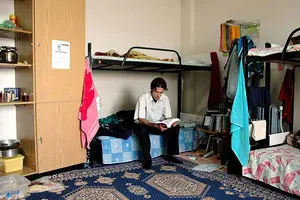 مسمومیت غذایی ۲۶۰ دانشجو در یزد + اسامی بیماران