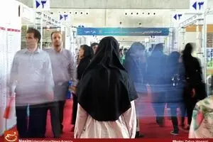 ملاقات با کتاب در روز شلوغ و گرم شهر آفتاب/ اعتراض دانشجویان شهرستانی به کمبود بن کتاب‌ها