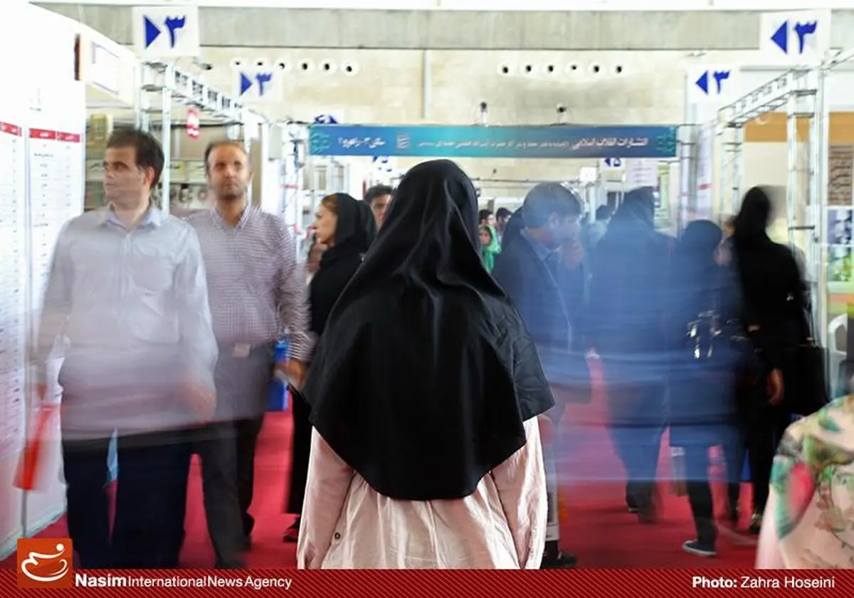 ملاقات با کتاب در روز شلوغ و گرم شهر آفتاب/ اعتراض دانشجویان شهرستانی به کمبود بن کتاب‌ها
