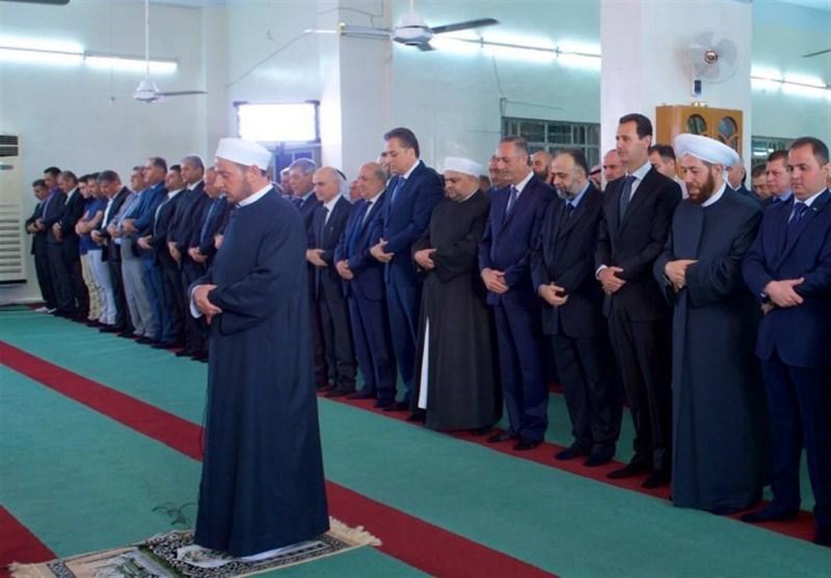 حضور بشار اسد بین استقبال مردم پس از اقامه نماز عید قربان