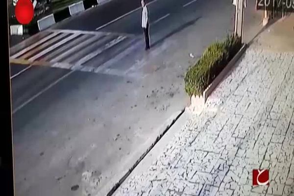 مردی که تلاش می‌کند خود را زیر ماشین بیندازد تا دیه بگیرد