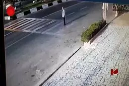 مردی که تلاش می‌کند خود را زیر ماشین بیندازد تا دیه بگیرد