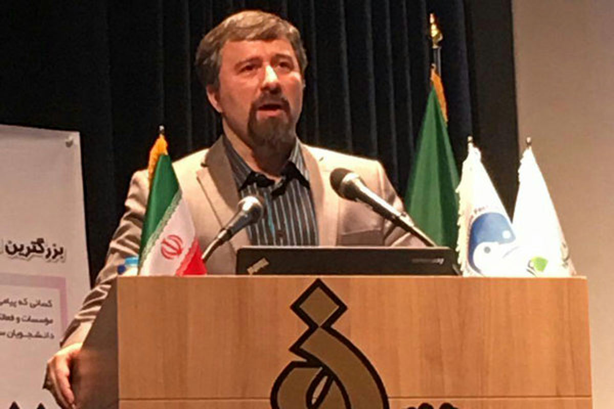 شریعتی اسلام را یک فکر نجات بخش برای بازسازی ملیت ایرانی می یابد