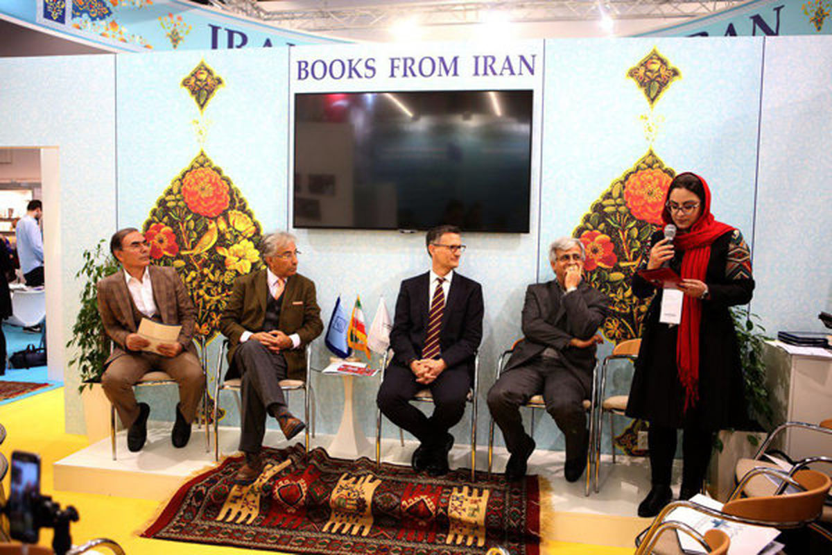 اظهارنظرهای جنجالی رئیس اتحادیه جهانی ناشران در غرفه ایران