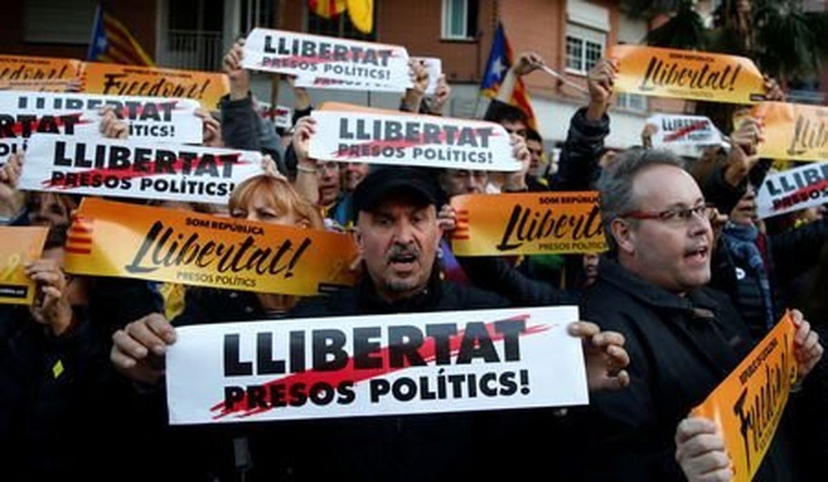 تظاهرات صدها هزار تن در بارسلون برای آزادی رهبران جدایی‌ طلب کاتالونیا