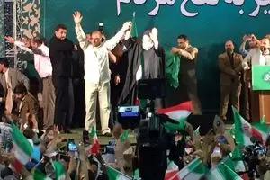 رئیسی و قالیباف به مصلی آمدند/ رئیسی دست قالیباف را بالا برد + عکس