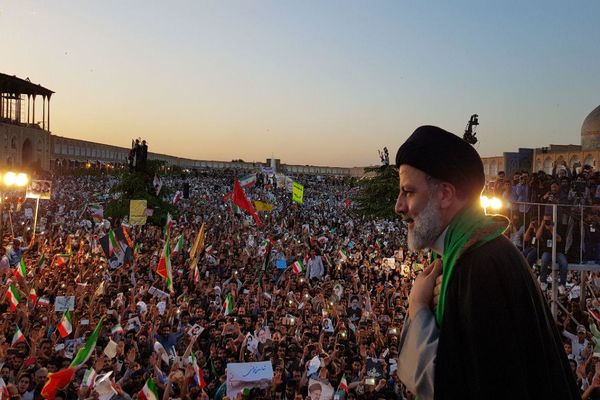 جمعیتی که برای استقبال از روحانی در اصفهان آمدند، یک‌سوم رئیسی هم نبود