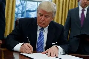 ترامپ تعلیق تحریم‌های برجامی را تمدید کرد/ هفت شخص ایرانی و چینی تحریم شدند