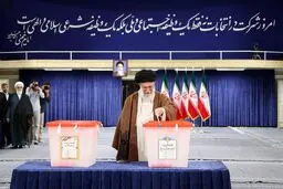 رهبر انقلاب آرای خود را به صندوق انداختند + فیلم و تصاویر