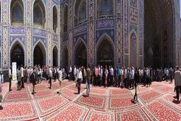 به غیر از مسئولین شعبه و نماینده نامزدها فرد دیگری حق حضور در شعبه را ندارد