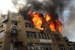حریق در ساختمان ۴ طبقه/ نجات ۷ تن از میان شعله‌های آتش