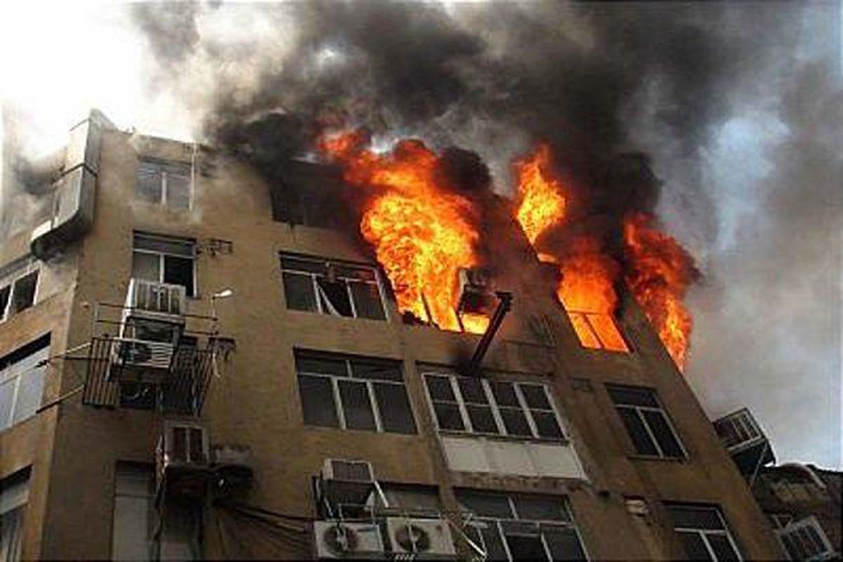 حریق در ساختمان ۴ طبقه/ نجات ۷ تن از میان شعله‌های آتش