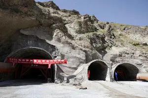 وزارت راه پولمان را نمی‌دهد، به ماشین فروشی افتادیم