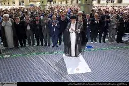 اقامه نماز جماعت ظهر و عصر به امامت رهبر انقلاب در حسینیه امام خمینی (ره)