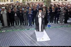 اقامه نماز جماعت ظهر و عصر به امامت رهبر انقلاب در حسینیه امام خمینی (ره)