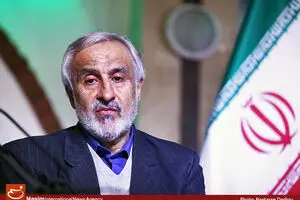 یک کارمند در جلسه هیئت عالی نظارت مجمع تشخیص، مجلس را به مضحکه گرفته است