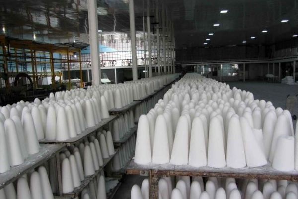 ۱۵۰۰ کارگر کارخانه‌های قندی در آستانه بیکاری قرار دارند!/ از ۸۰۰ هزار تن شکر وارداتی تنها ۵۵ هزار تن آن به کارخانه‌های ما رسید