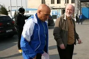 افتخاری: با سلطانی‌فر صحبت کردم، هم من در استقلال می‌مانم هم منصوریان/ دلیلی برای برکناری سرمربی تیم نمی‌بینم