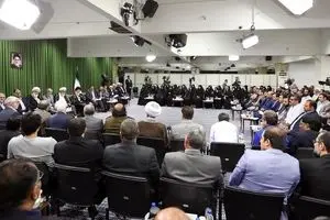 من همان بغضم که در یک شیشه جا خوش کرده بود